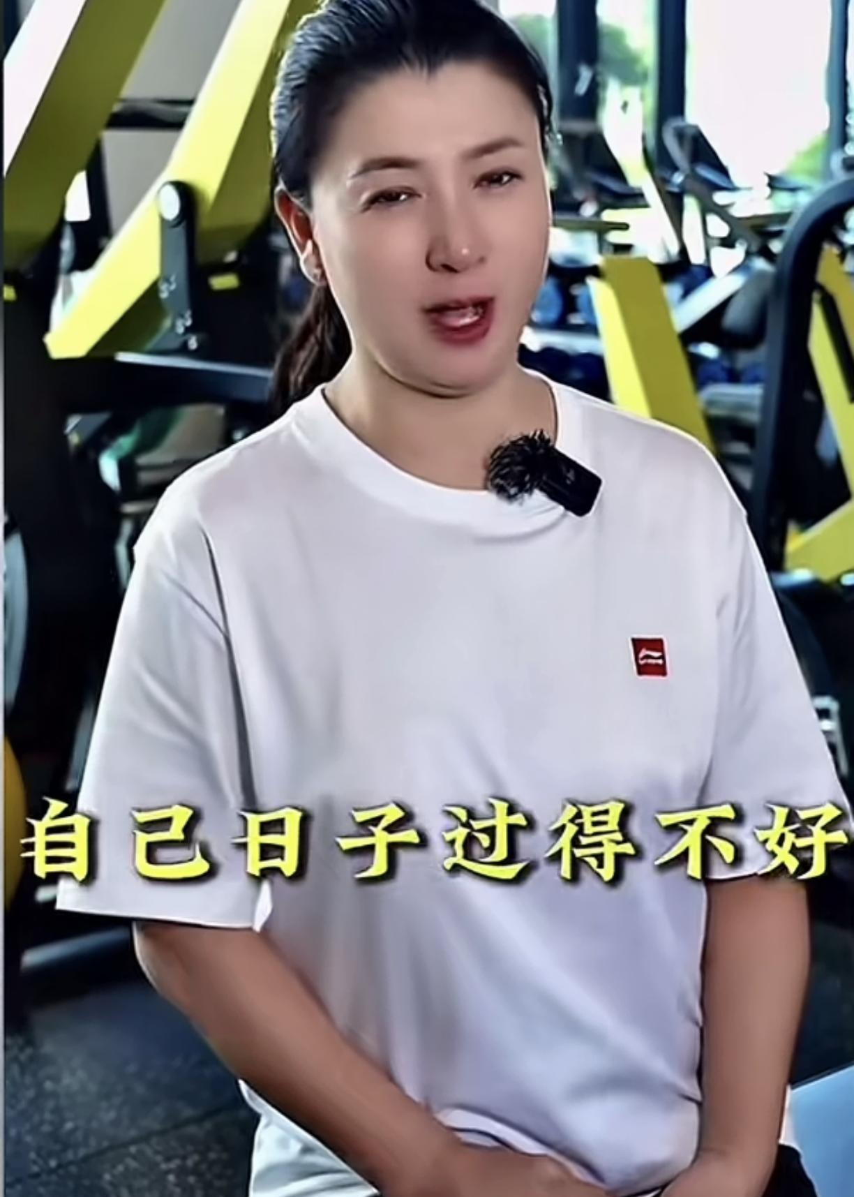 她道歉了，但好像没完全道歉。
一句“不了解我的人，生活不如意”，把火彻底引到自己