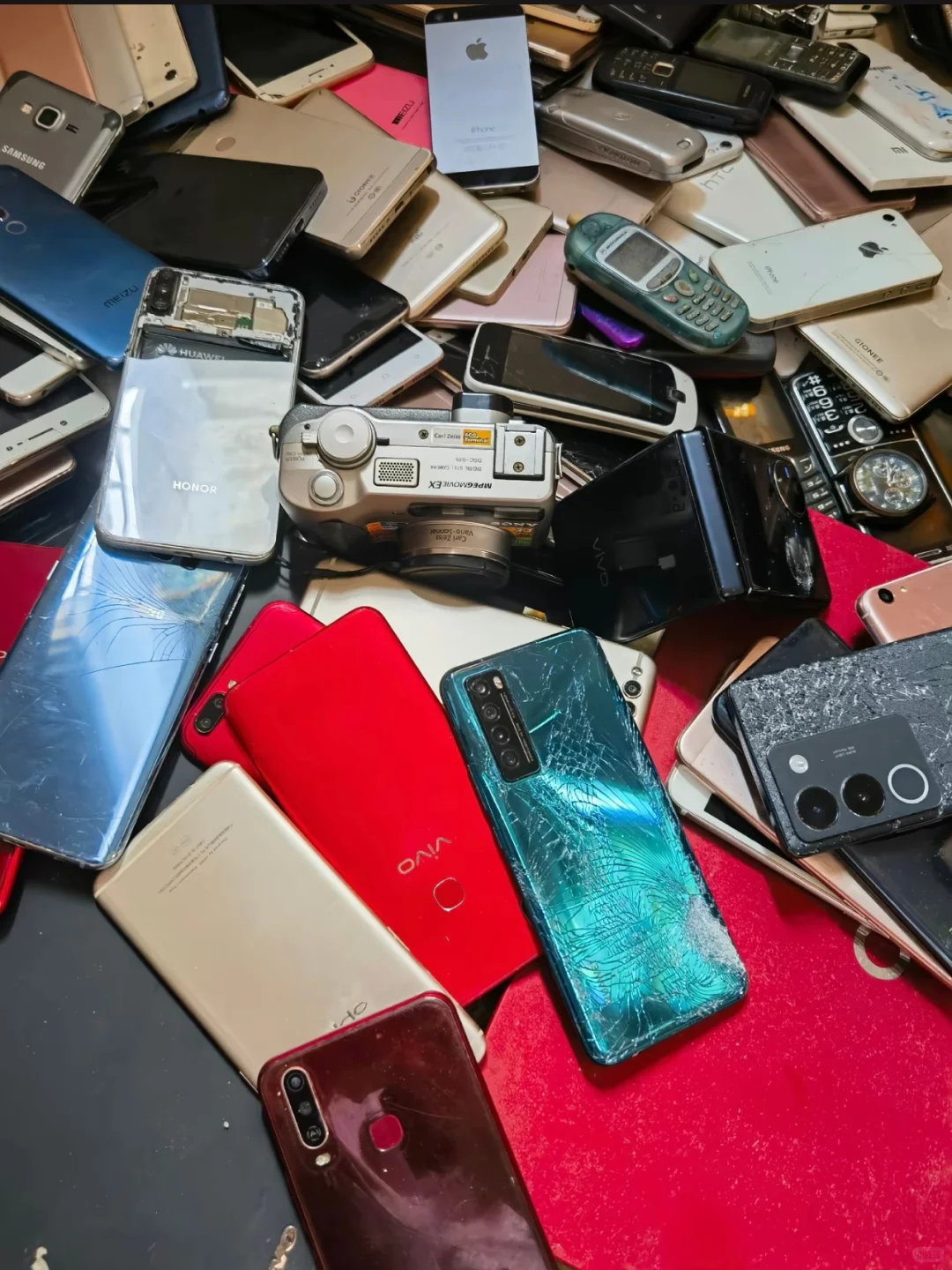 数码旧手机回收价暴涨五六倍 身边朋友都在翻旧手机，朋友圈全是晒回收订单的。有个朋
