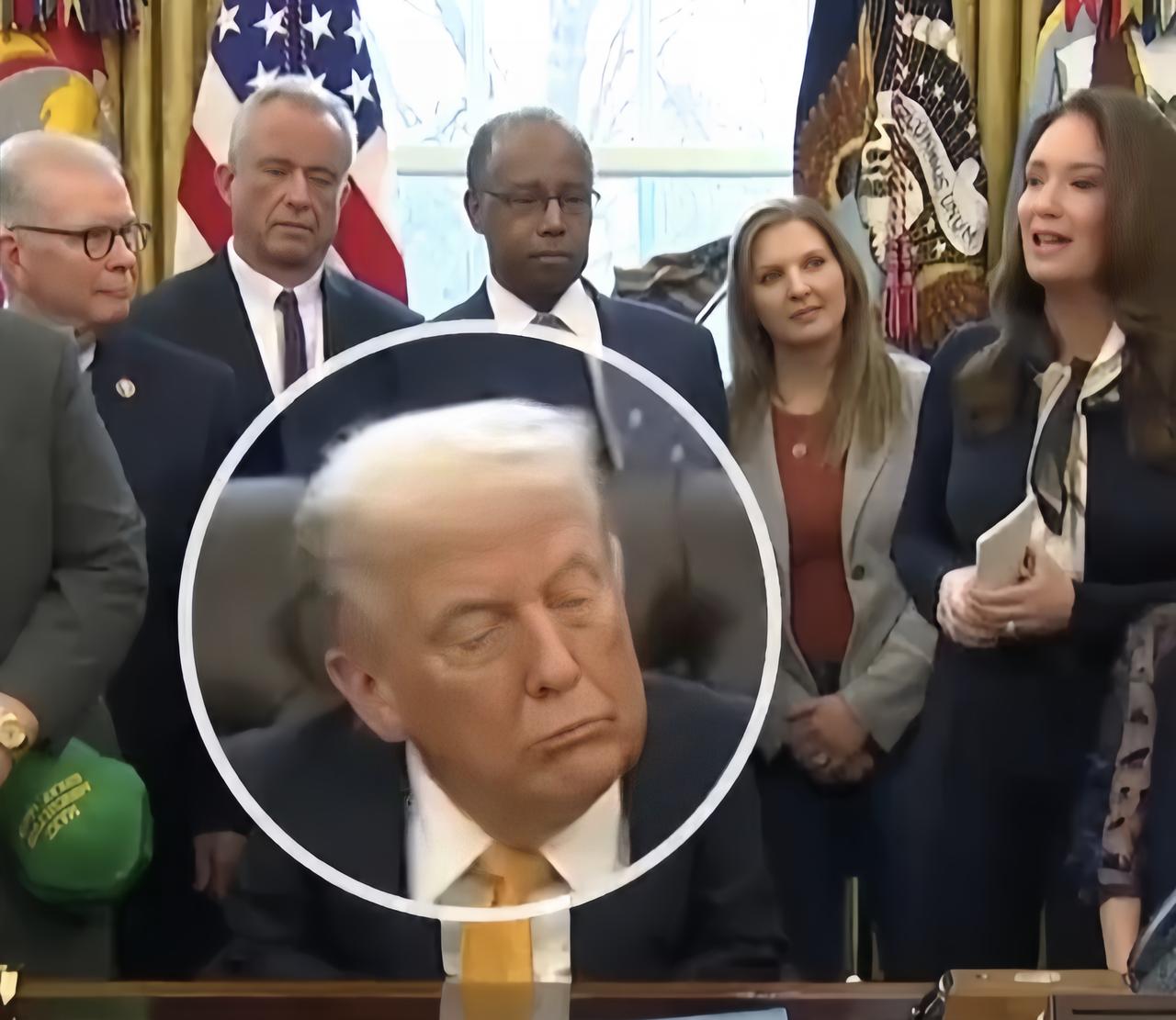 开着会都能睡着，看来特朗普是真的累了。

以前他总是嘲笑拜登为“瞌睡乔”，这下回