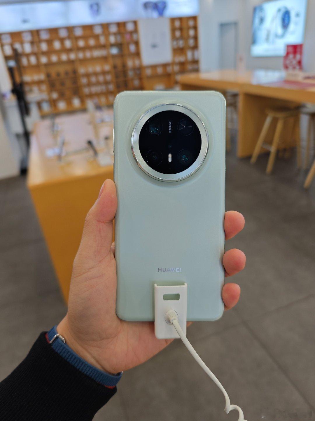 Mate70Pro 绿色，10 分打几分？（线下体验店环境，这个绿色看着非常淡）