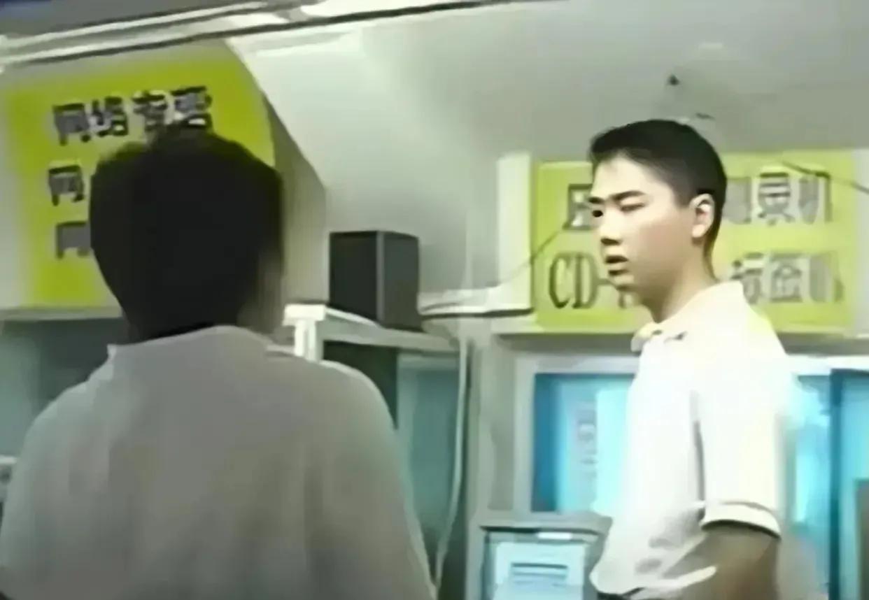 1998年，刘强东年轻的面孔，在中关村小档口的经营场景中一览无余，他的脸上，青涩