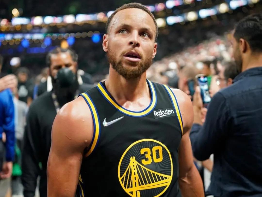 勇士拉科布赚翻了——库里无愧收视保障！
美媒《福布斯》公布2023年NBA球队市