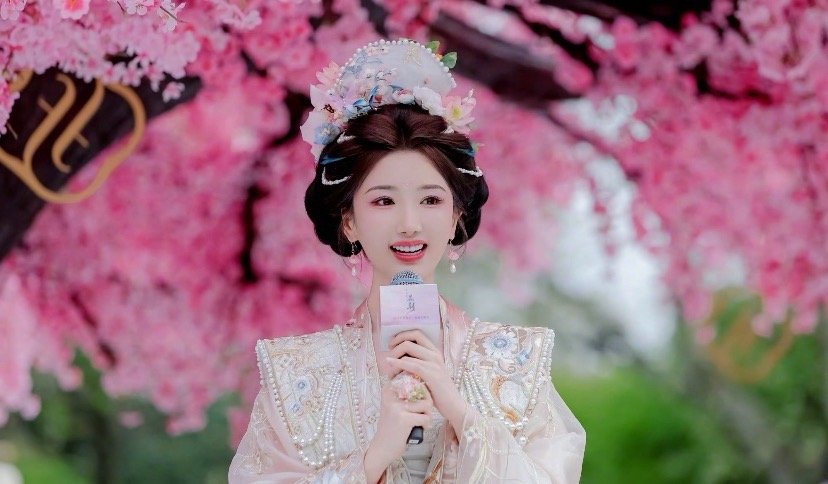 爆光啦：毛晓彤这花神妆是真的美到我了，十二花神巡游那个造型一出直接封神。眉眼间全