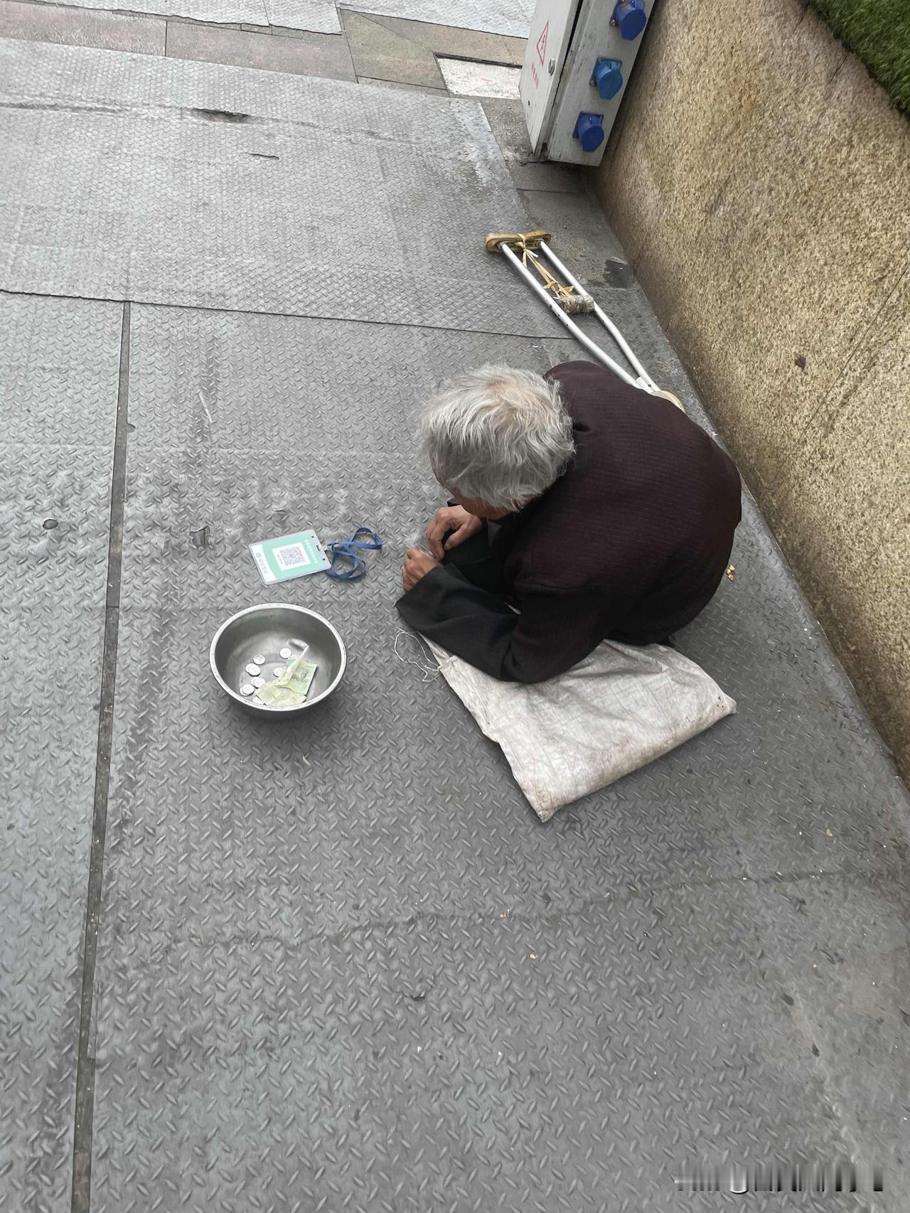 现在要钱的都用扫码支付了，今天下午去理发，看到路边有两位老人要钱的，都拿着微信二