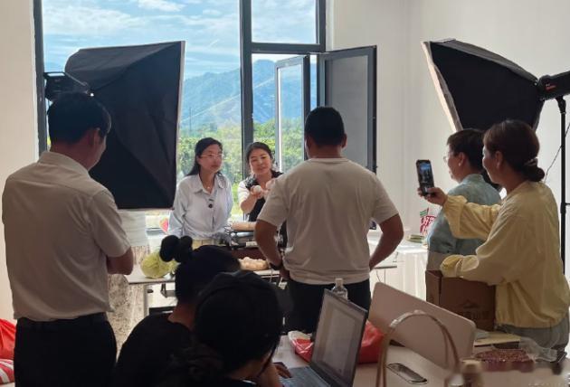 台州乡村直播课堂赋能仙居村民奔共富横溪镇活用党群服务阵地，开设“西有好物”公益直