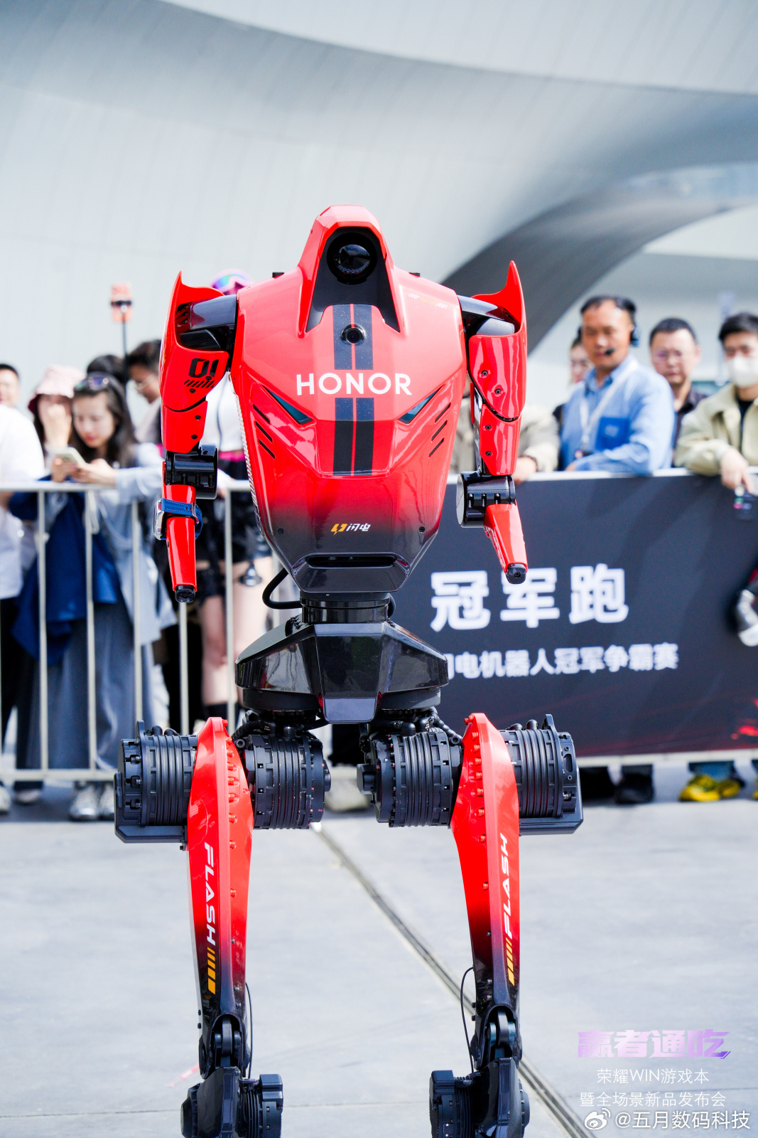 荣耀机器人“丢人”丢到国外了。纽约时报、BBC，CNN等全球知名外媒热议此次荣耀
