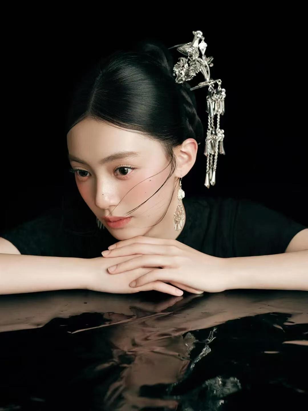 黑色旗袍是东方的“小黑裙”——它不说话，却让所有人为它沉默。🖤🎋 这组黑色旗