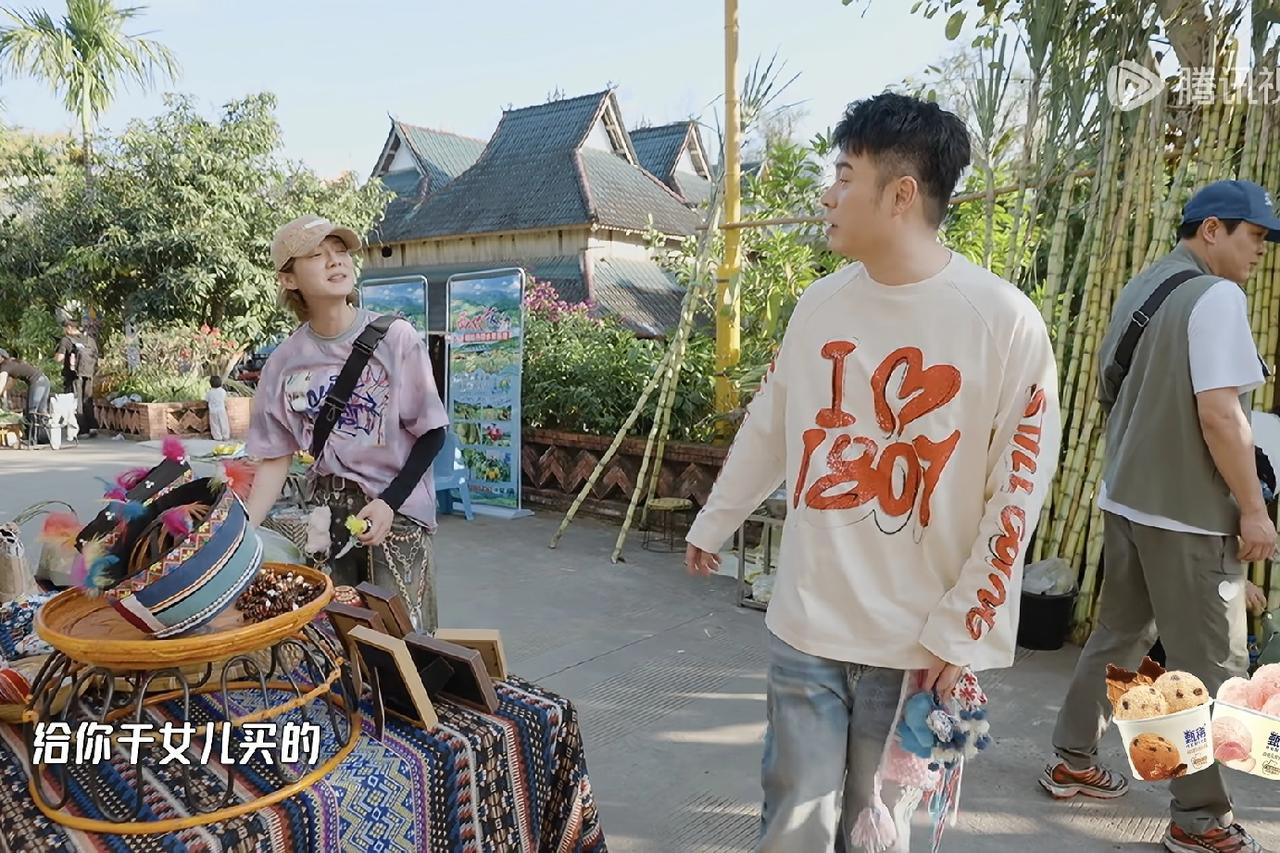 鹿晗和陈赫在集市上买东西，陈赫看中了小玩具，直接放话给鹿晗。“这是给你干女儿的，