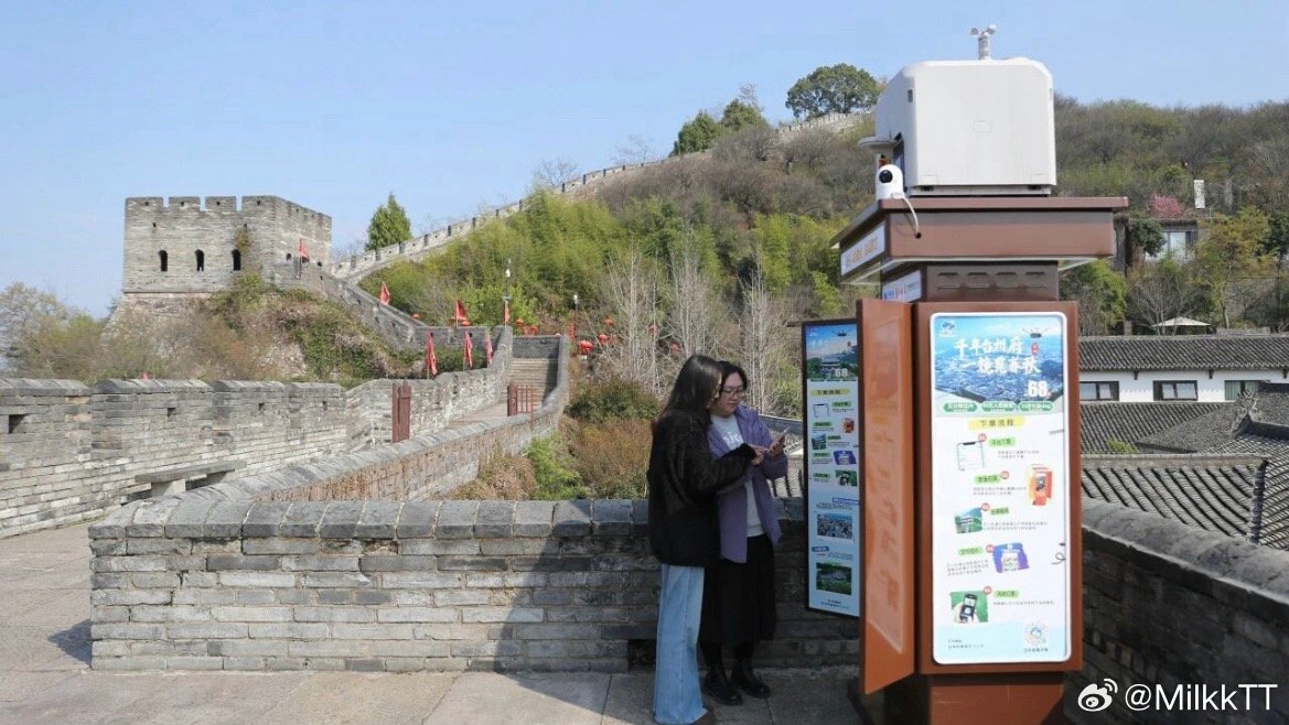 智慧游临海一键定格山海古城台州府城新增智能航拍服务，扫码即可一键拍摄，AI自动剪