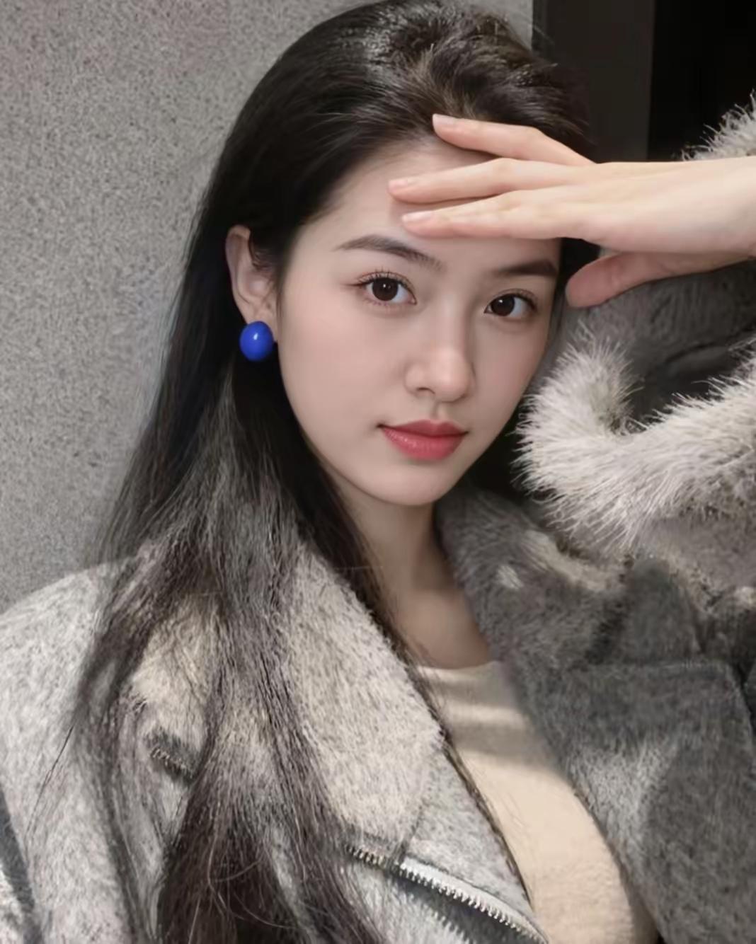 冬日穿搭指南：毛绒外套+蓝色耳环，温暖又时尚！🌟👗💎💝