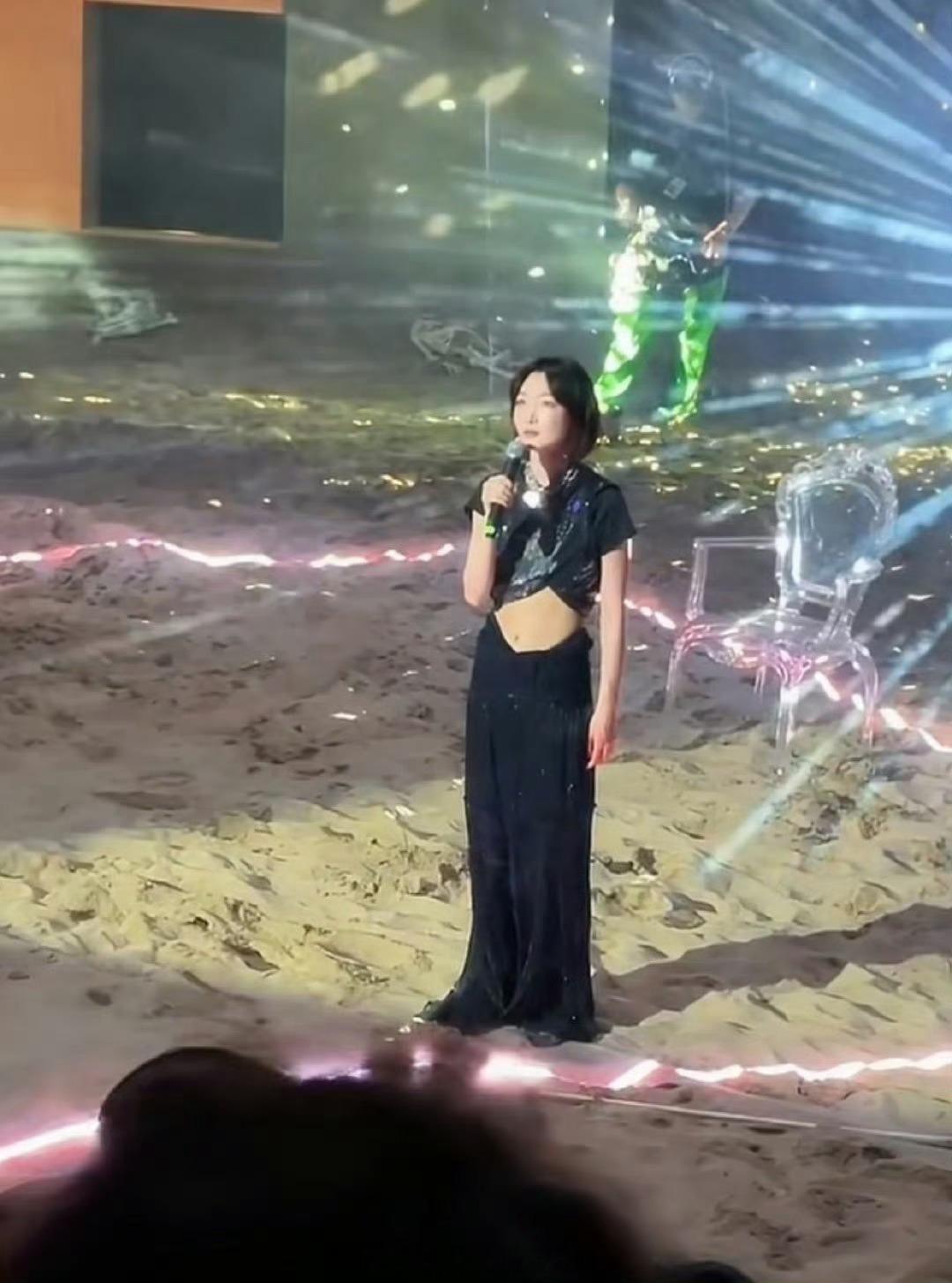 导演称没要求周冬雨背词本来她就是来捧场的，不是来演话剧的，观众就是冲着明星去的。