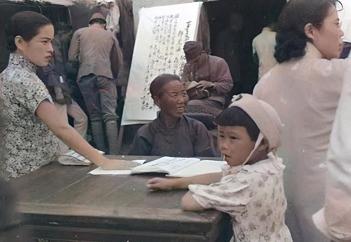 1939年，郝老太坐在桌前，正歪头兴奋地望向左侧，在场的记者抓拍了这张照片。
