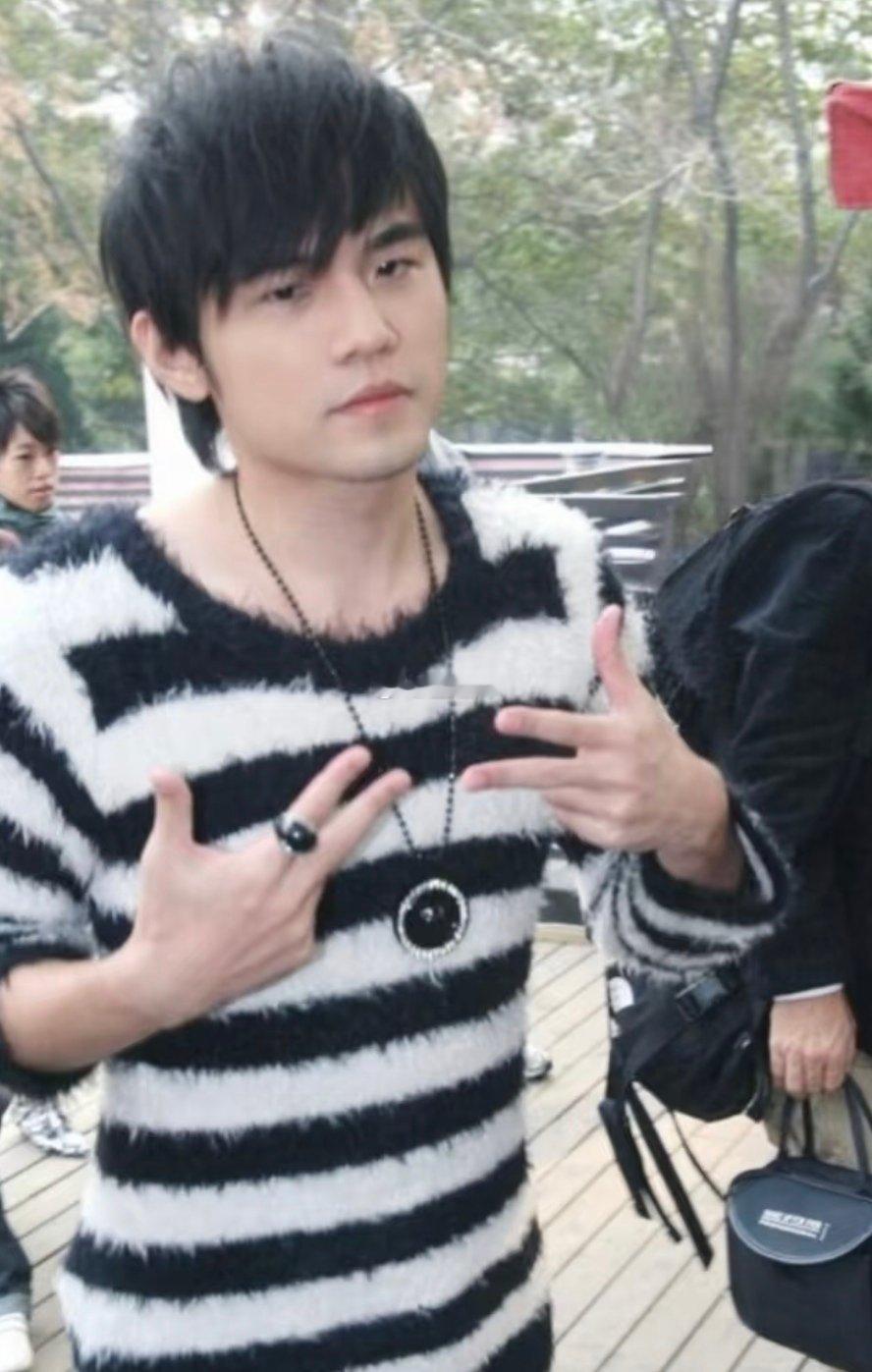 终于知道周杰伦喊麦什么样了谈及音乐梦想时的认真又虔诚，满心向着周杰伦绝不沾染喊麦