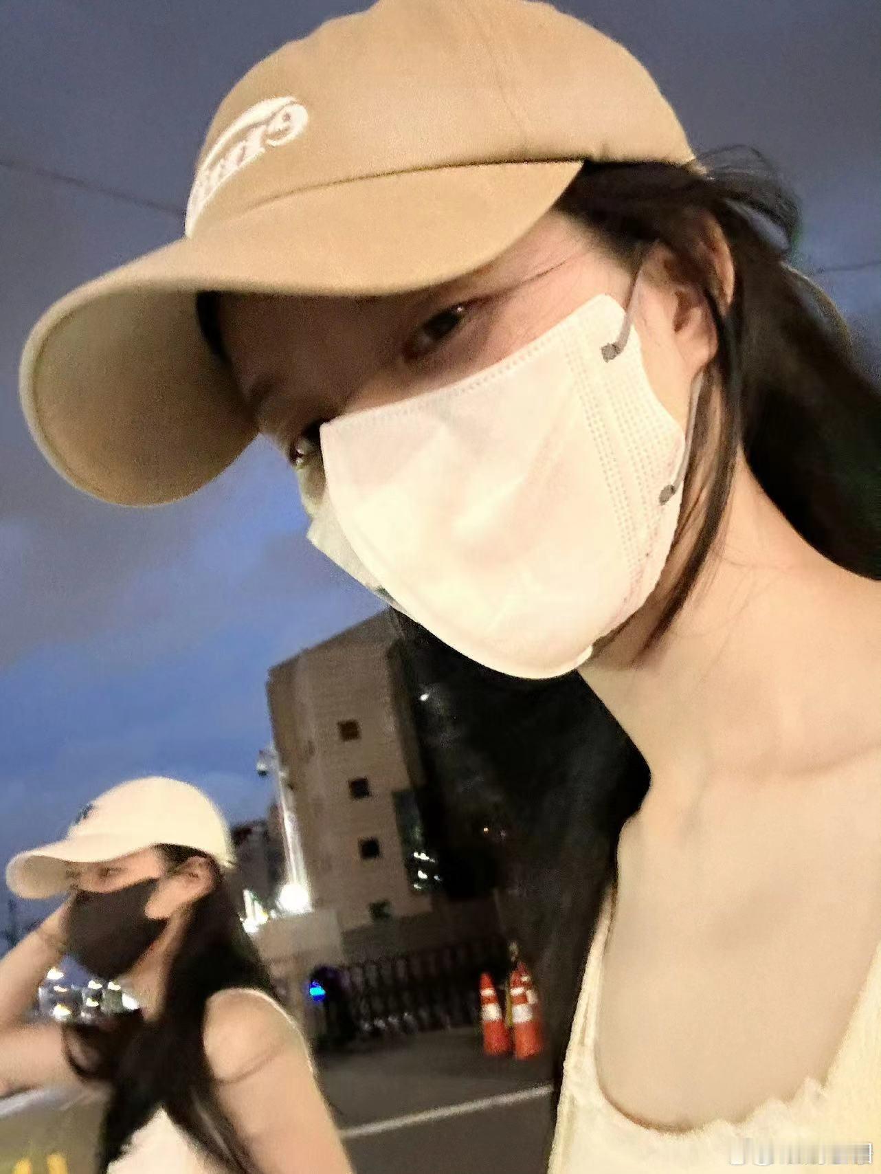 #刘些宁成都plog#姐姐好美！不是……这跟青春女大有什么区别……白t牛仔裙 真