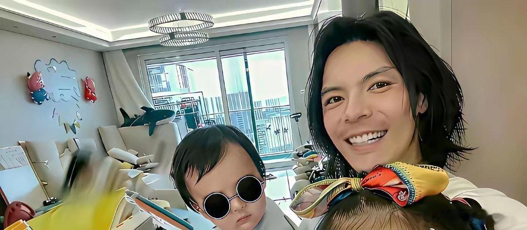 向佐每次晒自拍，家里都乱得特别真实…实在看不懂有钱人的生活，这反差也太大了 