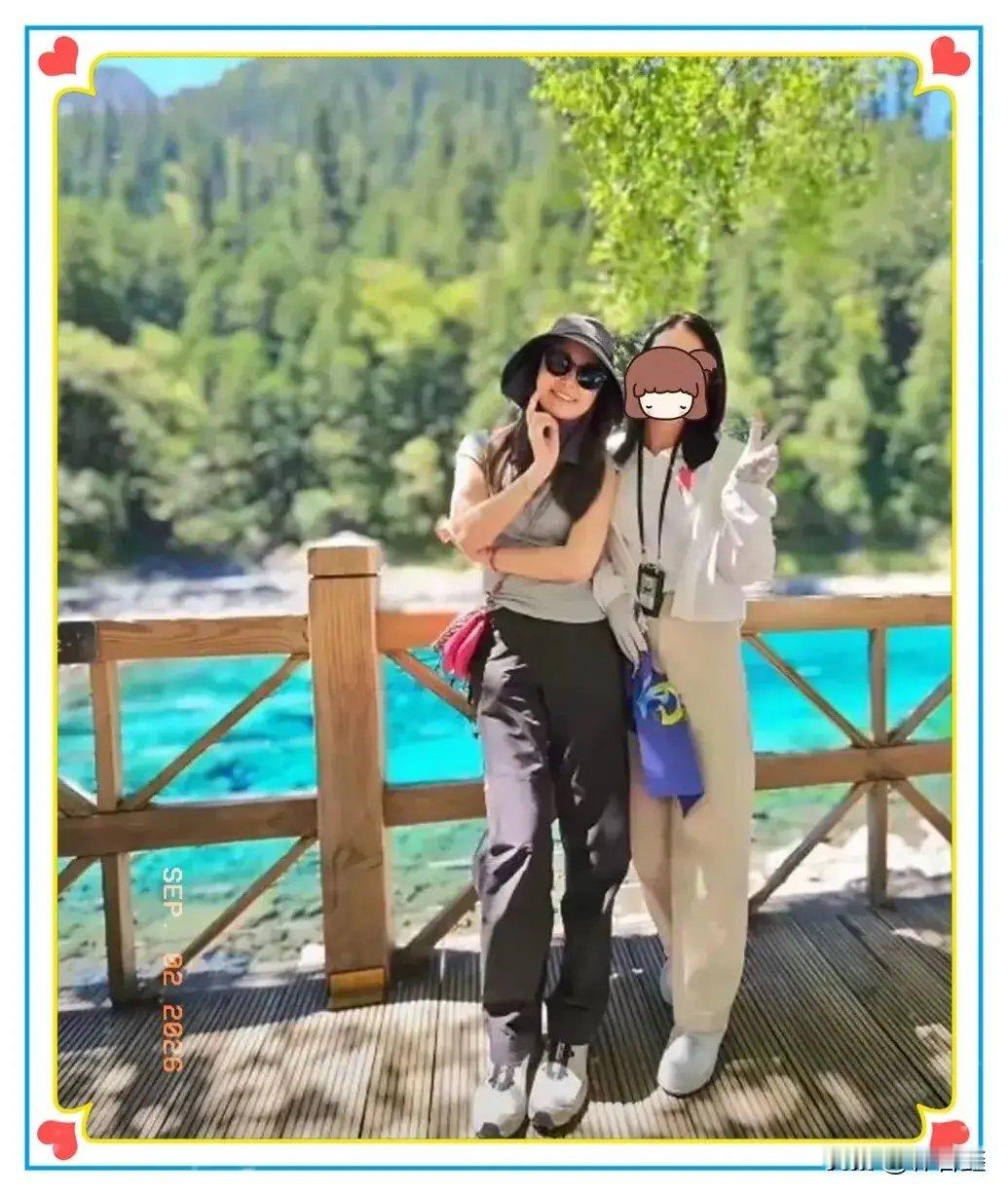 林心如现身九寨沟被偶遇，一身休闲装，素颜戴着墨镜，少女感十足 ​​​