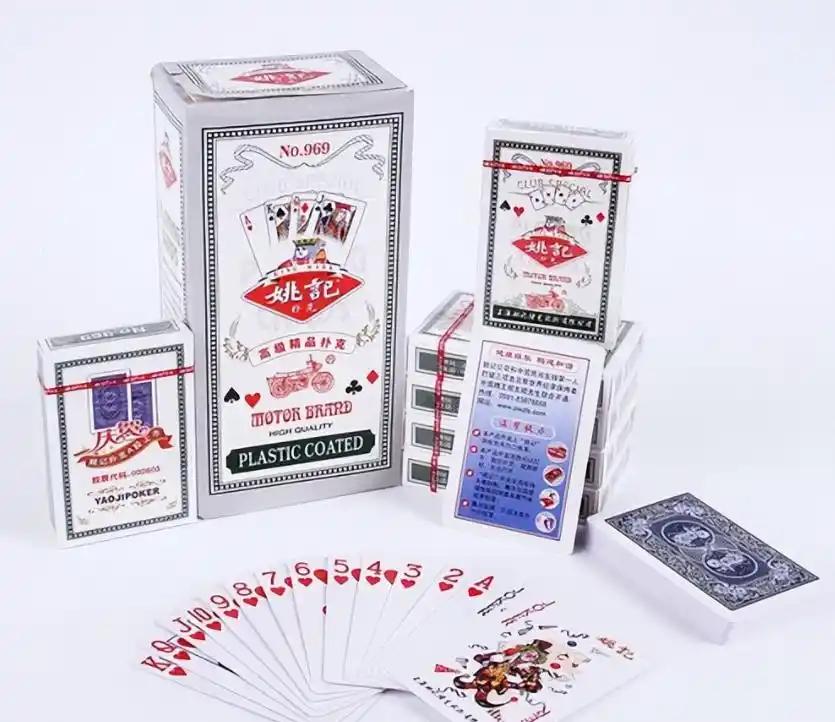 2024年的A股市场里，有一家特别“分裂”的公司。

它手里握着全球最大的扑克牌