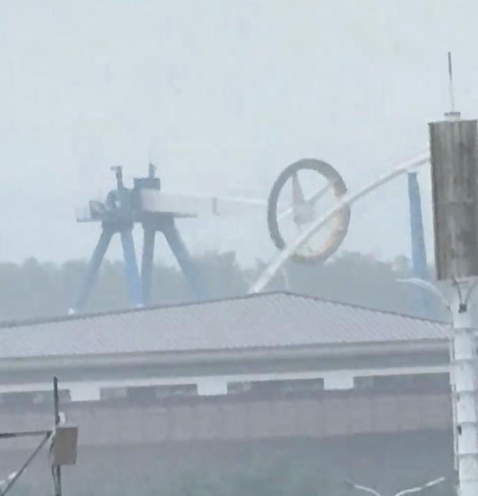 近日，有网友拍到武汉欢乐谷的大摆锤游乐项目在雨中仍持续运行。视频拍摄者表示，拍摄