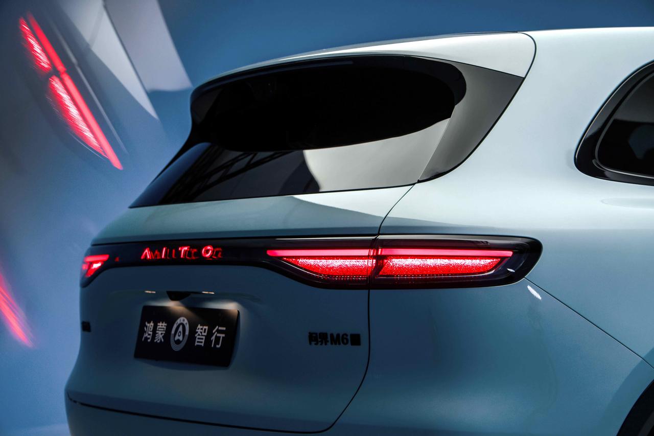 3月23日小订在即，问界M6天生就是年轻社交场的潮流焦点。七款新锐潮玩车色搭配黑