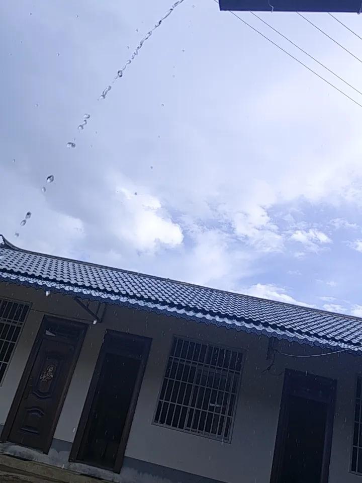 云南的太阳雨，那可真是奇妙至极！在云南，阳光灿烂时突然飘雨是常有的事。太阳雨本质
