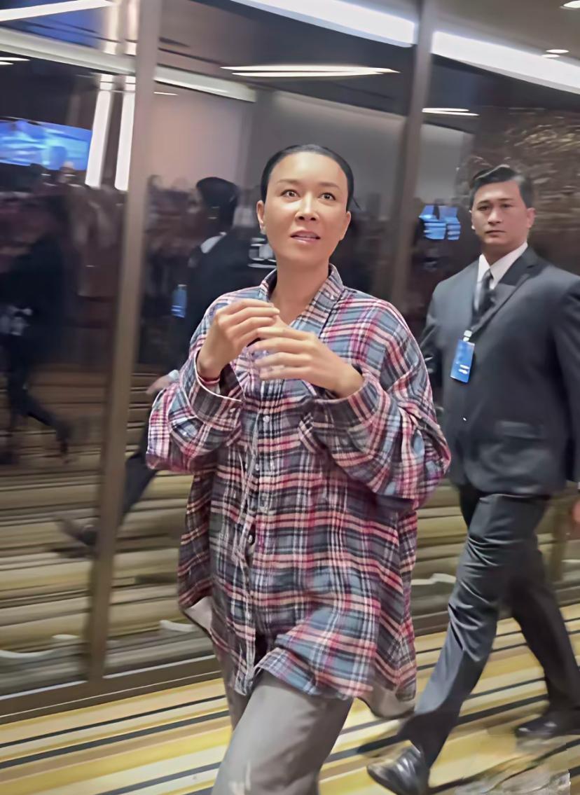 宽松的格子衬衣看着太过随意。她本身底子不差，奈何这件衣服版型拖沓，白白浪费了自身