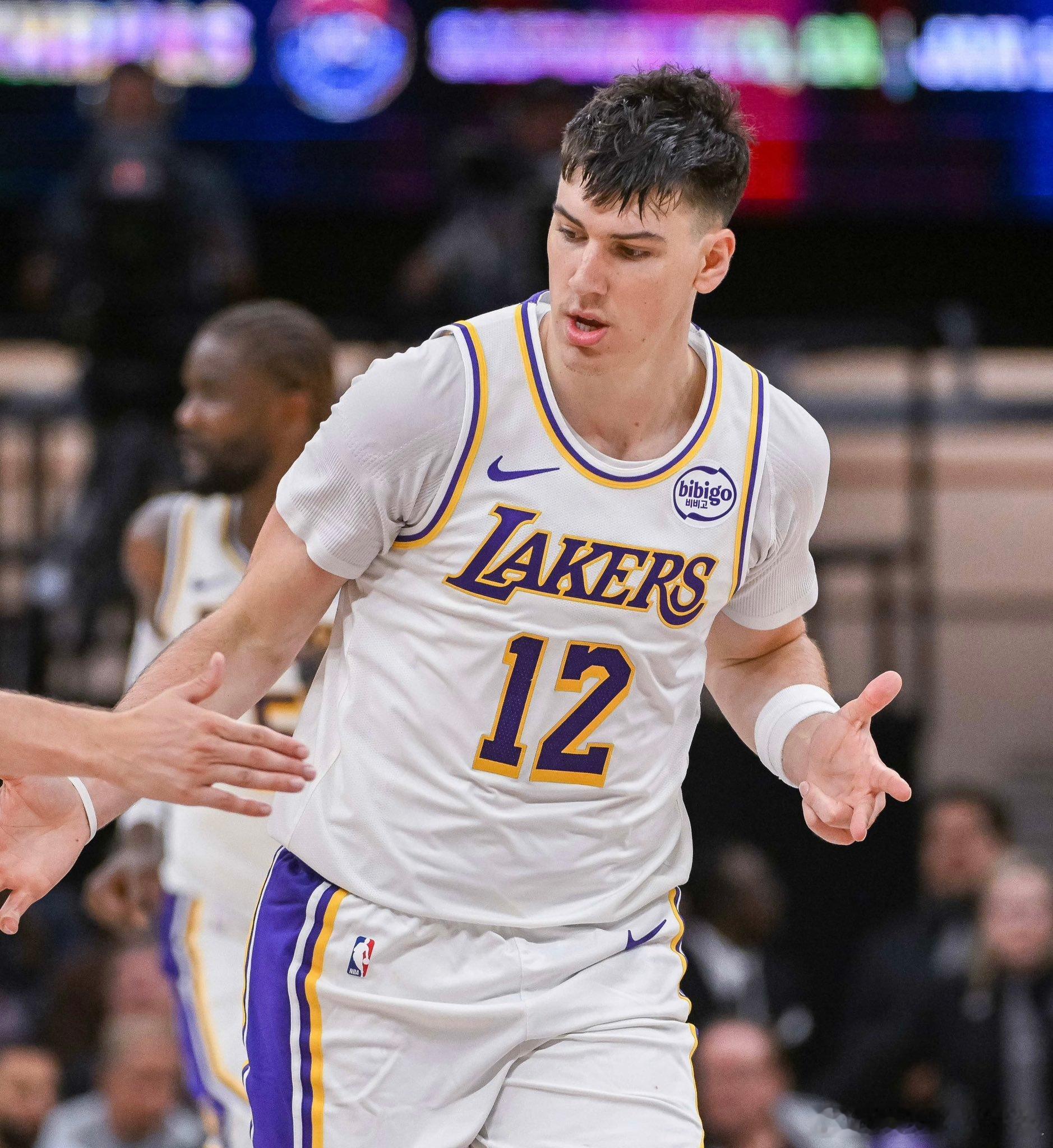 拉拉维亚过去三场场均21.7分7篮板2.3助攻2.7抢断，投篮32投25中，三分