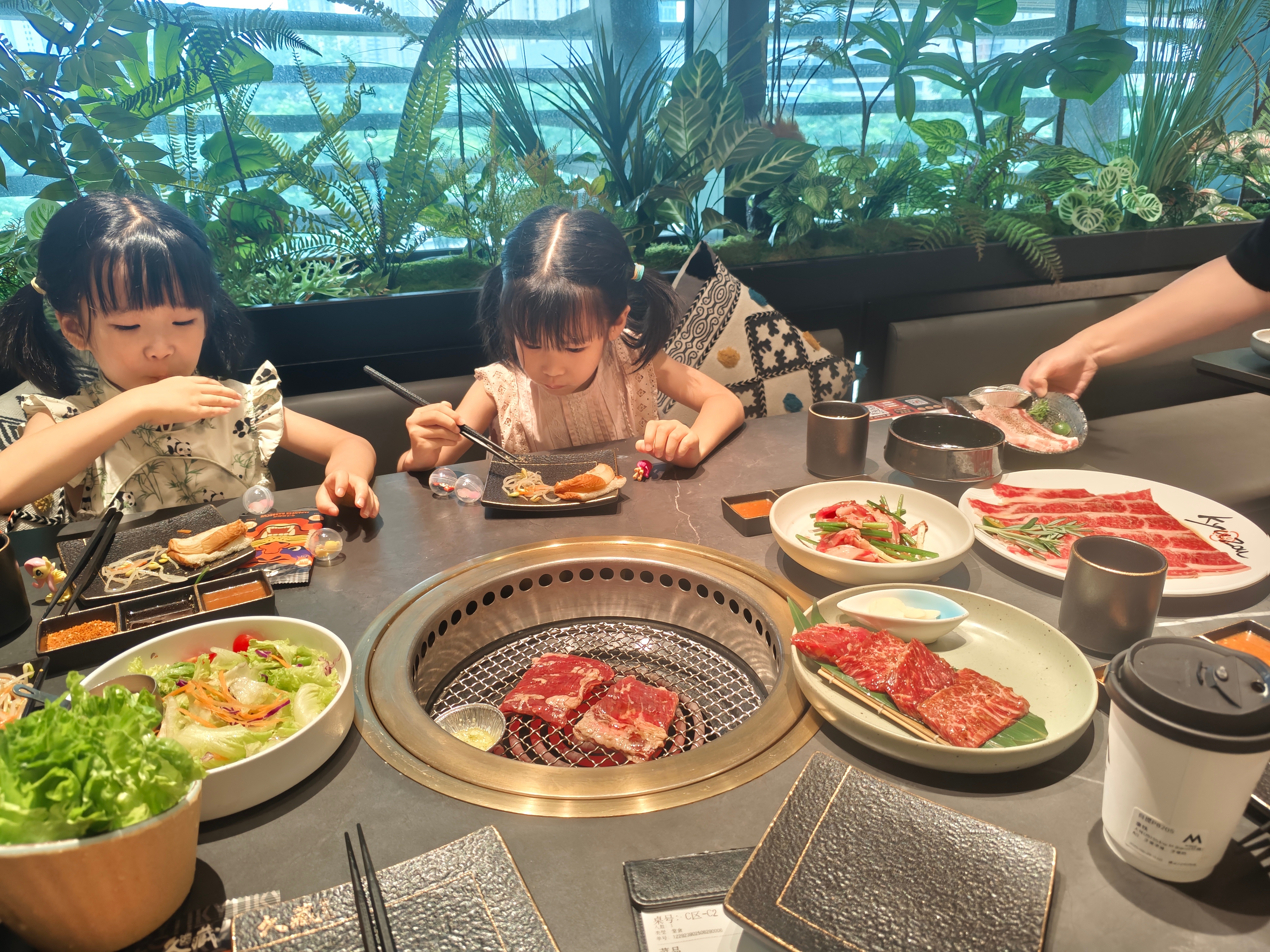 周日带娃，她们陪我喝咖啡，我带她们吃烤肉。  ​​​
