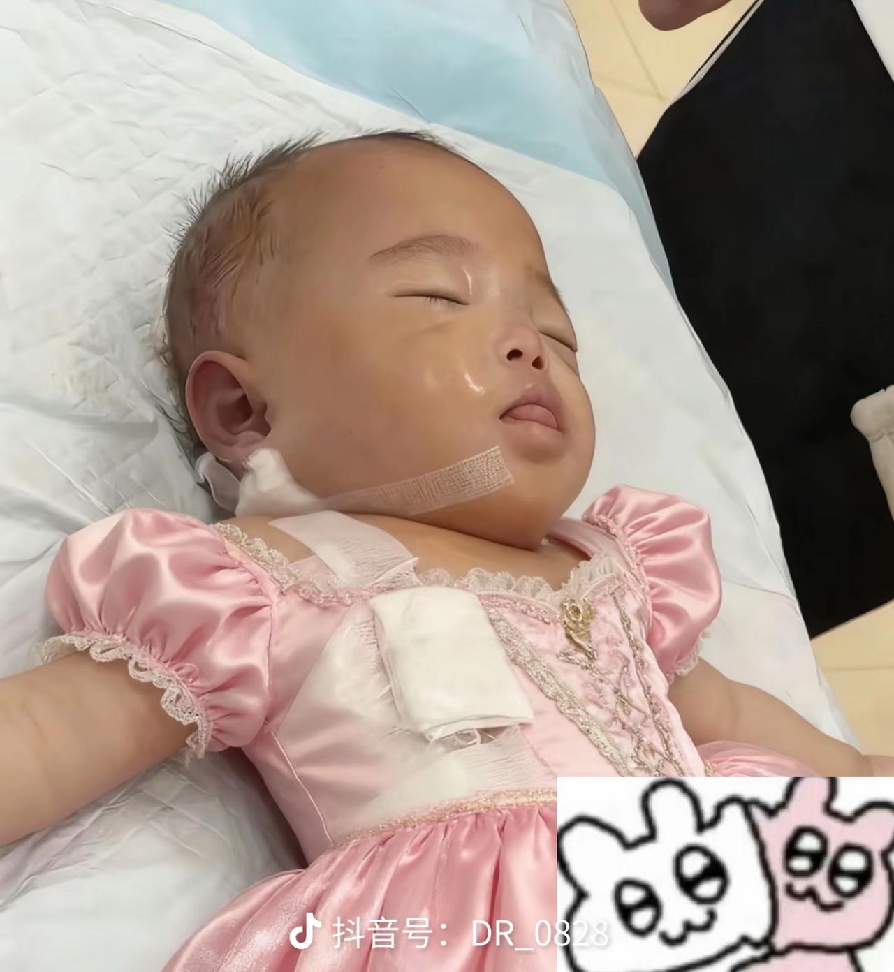 可爱的洛熙宝贝就这样永远的睡着了，她身上还带着伤口，她是多么害怕啊，妈妈给她穿了