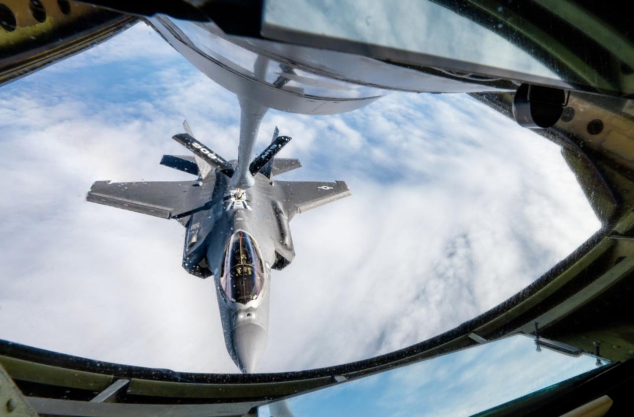 太平洋上空 · 部署在日本嘉手纳空军基地的殖民军空军F-35A闪电II战斗机与K