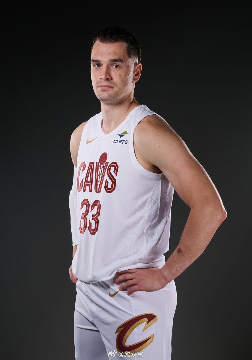 赫佐尼亚说他进入NBA时身高1米98，体重171斤，他说本赛季身高已长到2米06