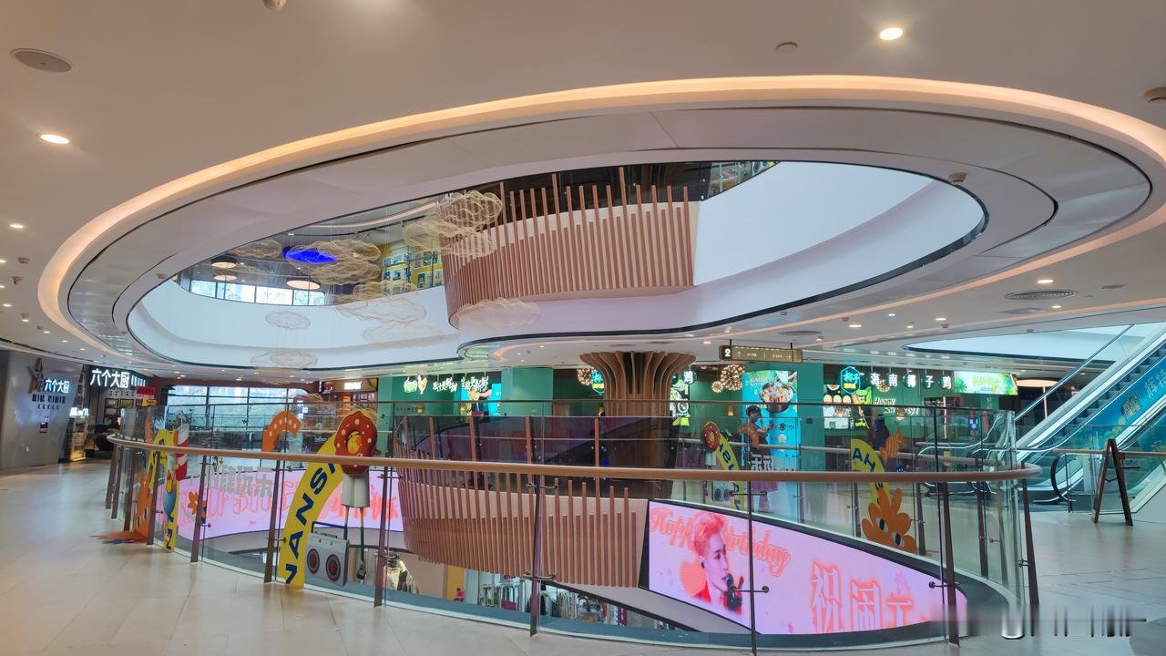 再逛悠方，二楼三楼还是那些店维持着，一楼走了一波店家之后，终于有一些新店进驻了，
