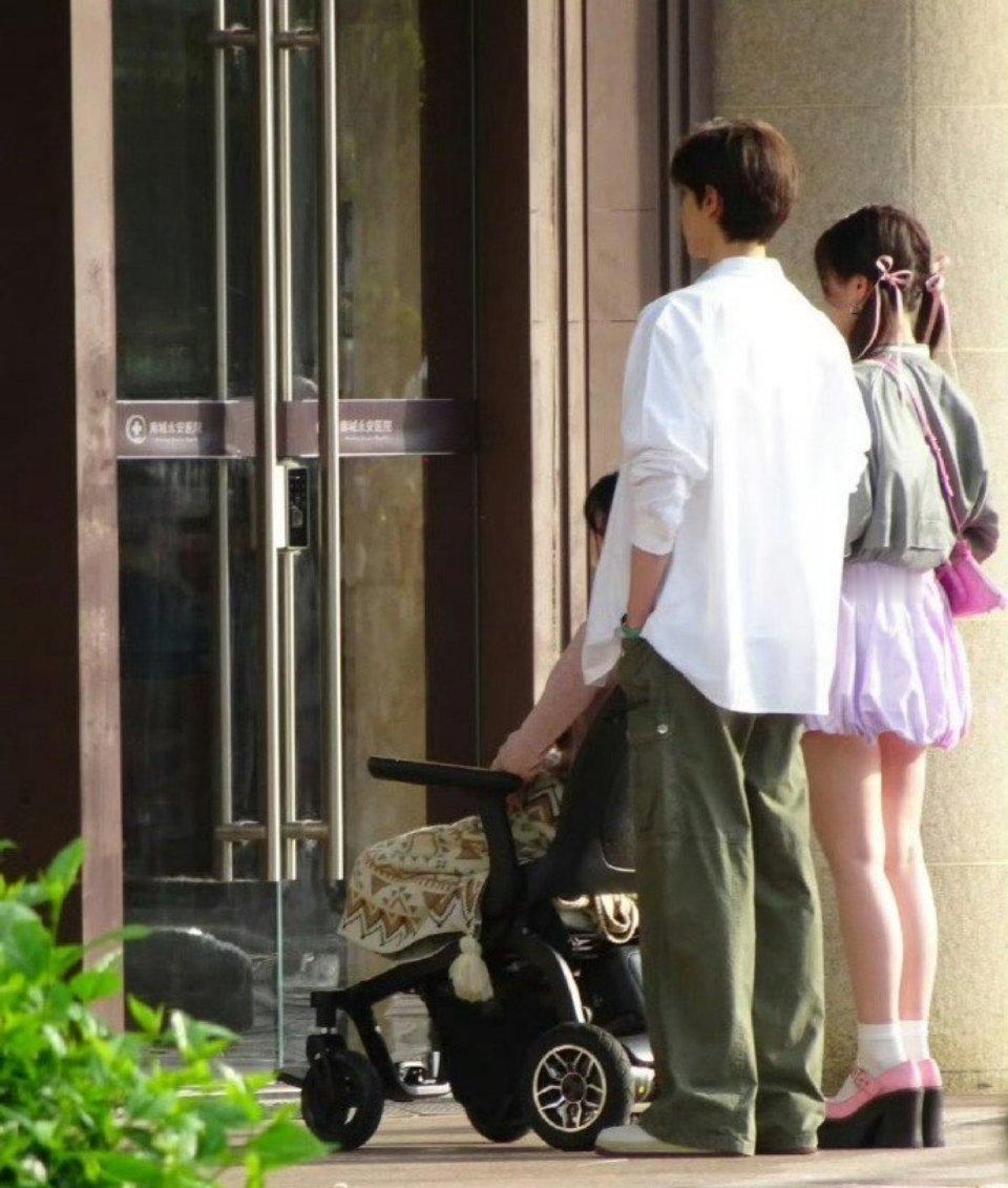 林一虞书欣的背影 爸爸带着女儿出街[允悲][允悲] ​​​