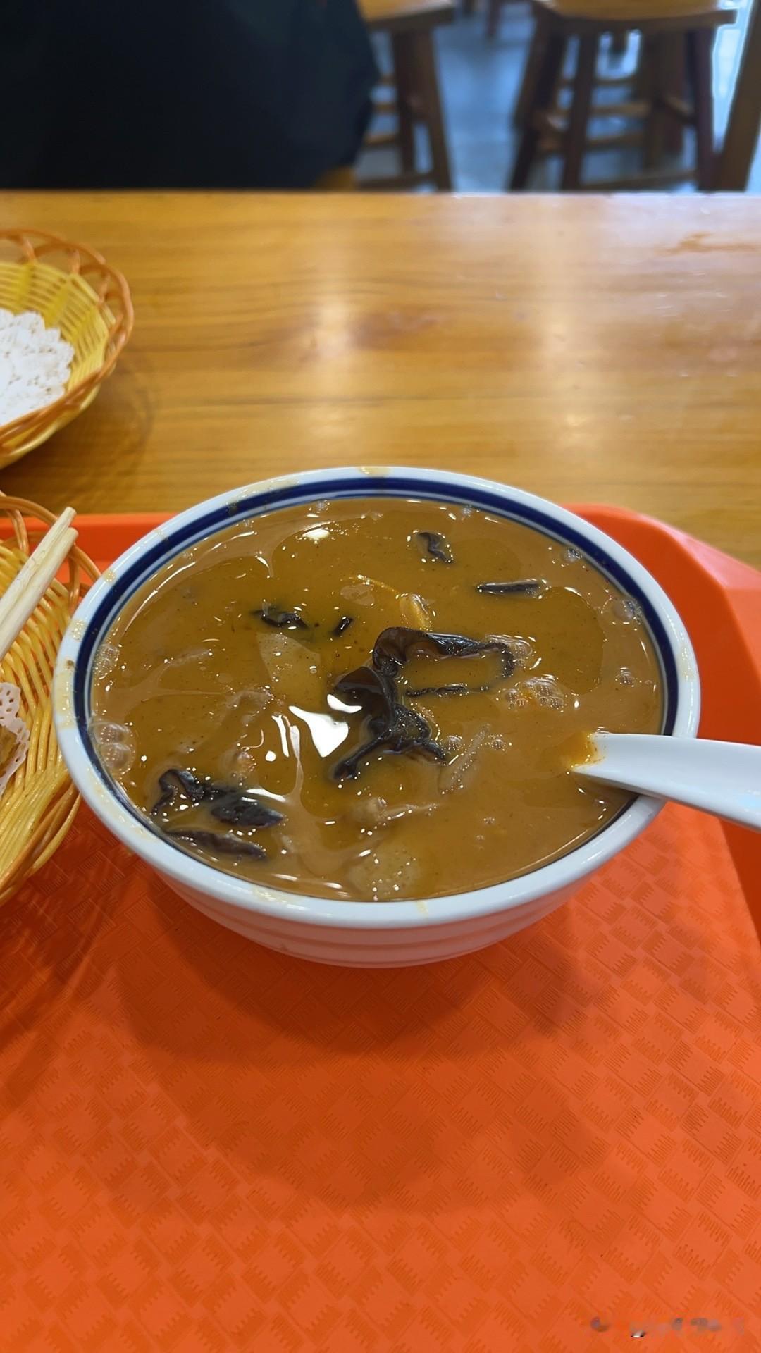 大家发现没有？
咱河南的胡辣汤不知从何时起？
好似商量一样，统一涨到7块了！
菜