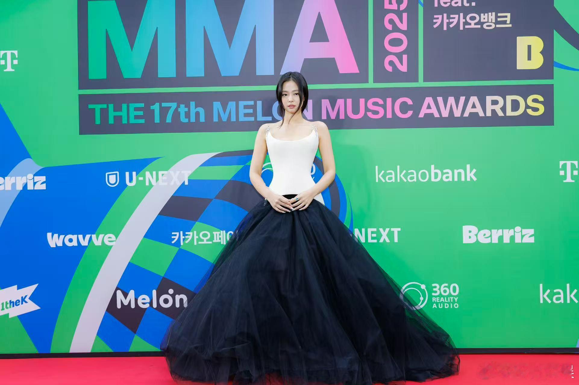 JennieMMA媒体图JENNIE黑白纱裙JENNIE黑白纱裙，好美，真棒 