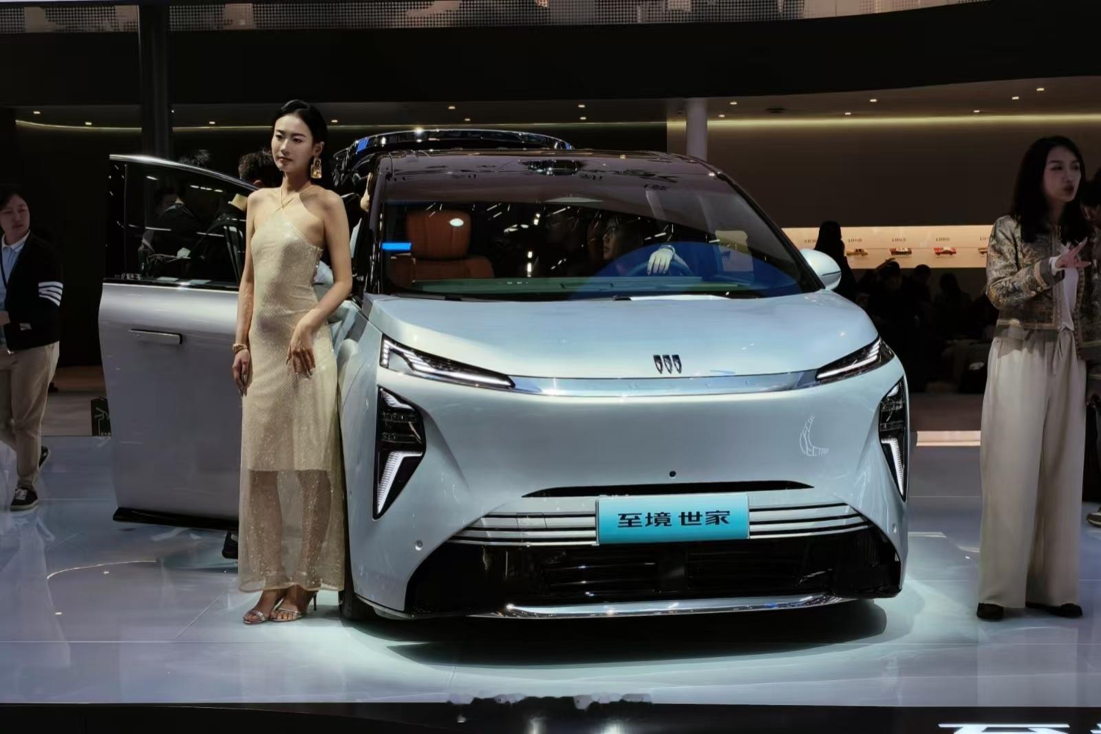 近距离研究了一下首发亮相 量产版，造型是我喜欢的菜，雅致不张扬。尽管个头几乎跟世