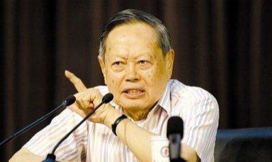 “必须上马，不建中国就要落后30年！”2016年，杨振宁顶着各方非议，极力反对斥