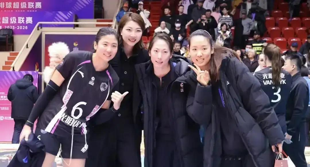 月薪1万2，她让2.3亿人看见
 
袁心玥把国家队副攻的弹跳力，换成粉笔灰。北体