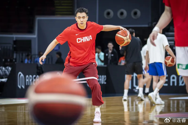 赵继伟这个超级大三分几乎是13年前洪智善那个半场压哨三分的位置。那年那时的那记三