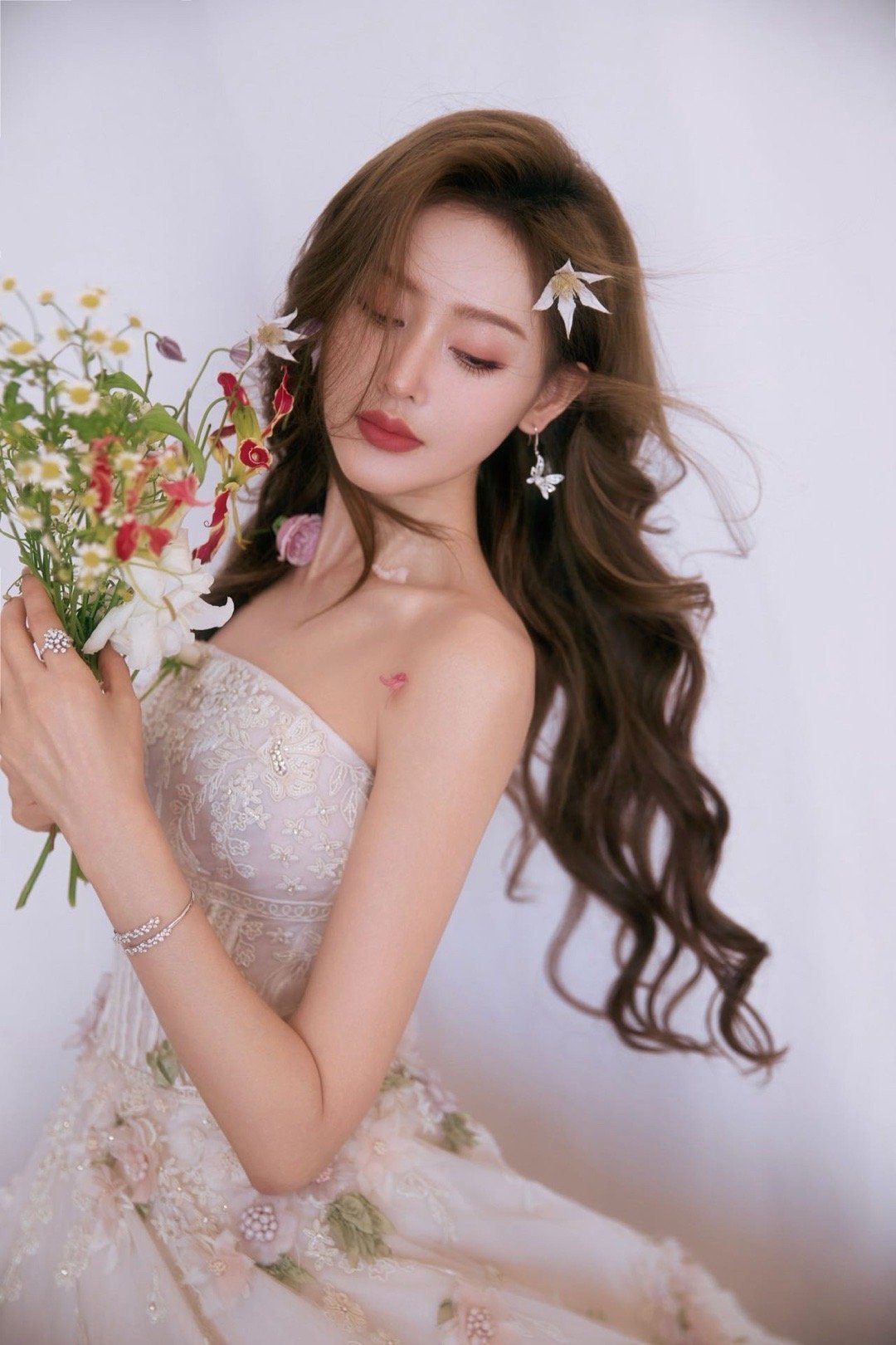张天爱小小的脸上全是美貌 张天爱这造型是美神本人！小脸上全是美貌，纯白衣裙缀粉花