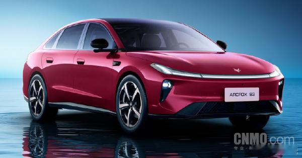 极狐 S34 月 24 日开启预售中型轿车，纯电 / 增程 / 换电三版本可选1