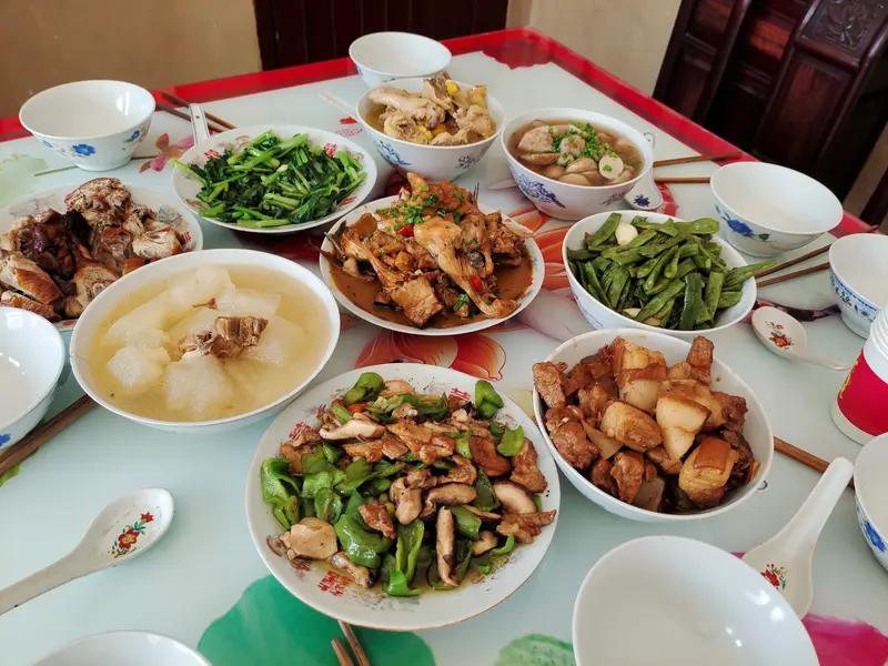 你这位亲戚，要么是脑子不太灵光，要么就是心思深沉。等你下次去他那儿，估计就在家里