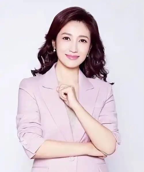 主持人撒贝宁给春妮发语音：“春妮啊，我们这来了个嘉宾叫刚强，老在说他跟你的故事，
