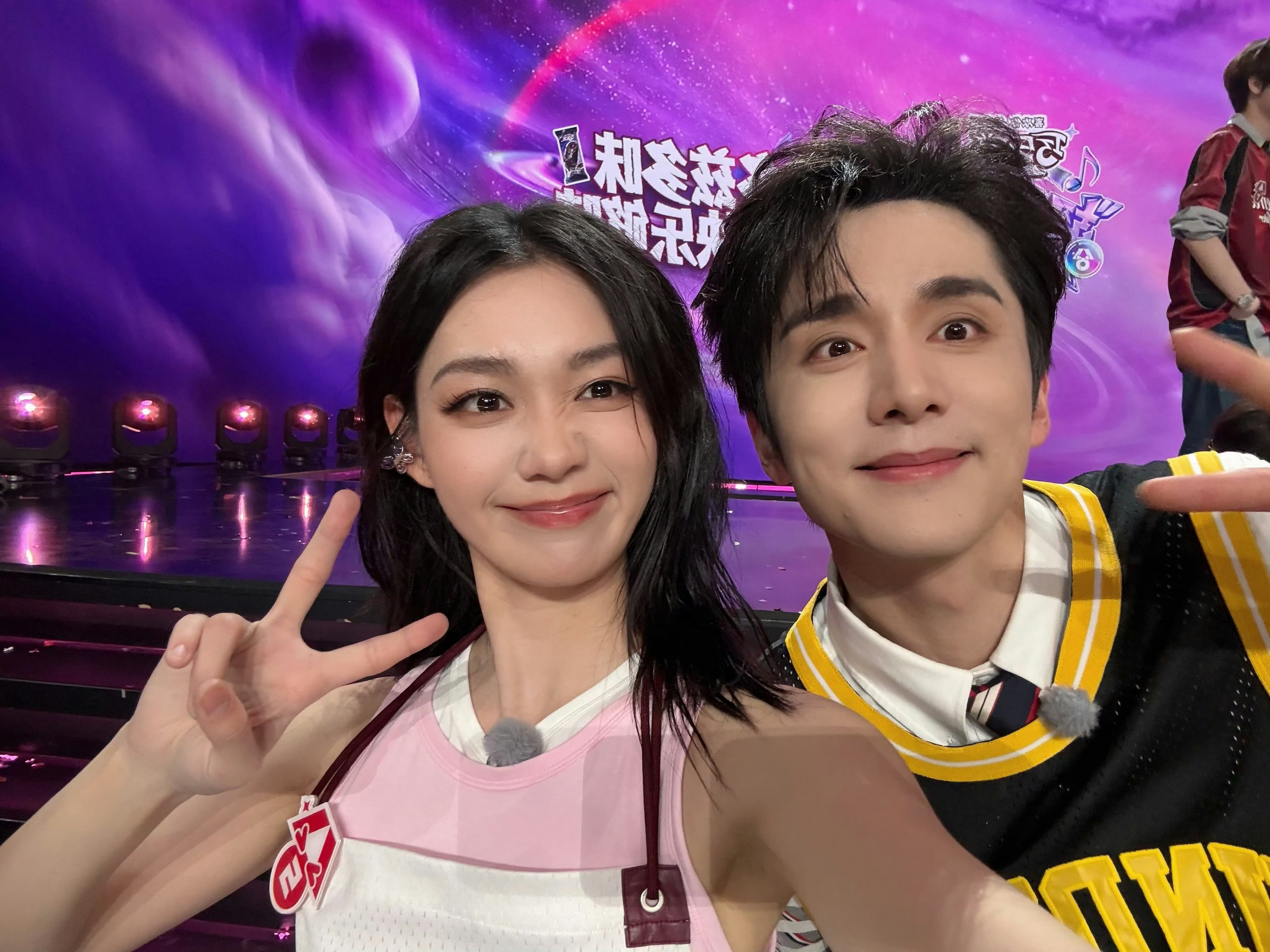 张新成 一堆一堆新成的合照。最后还有我们和赵兆老师李朕老师合照。。我们还出现了其