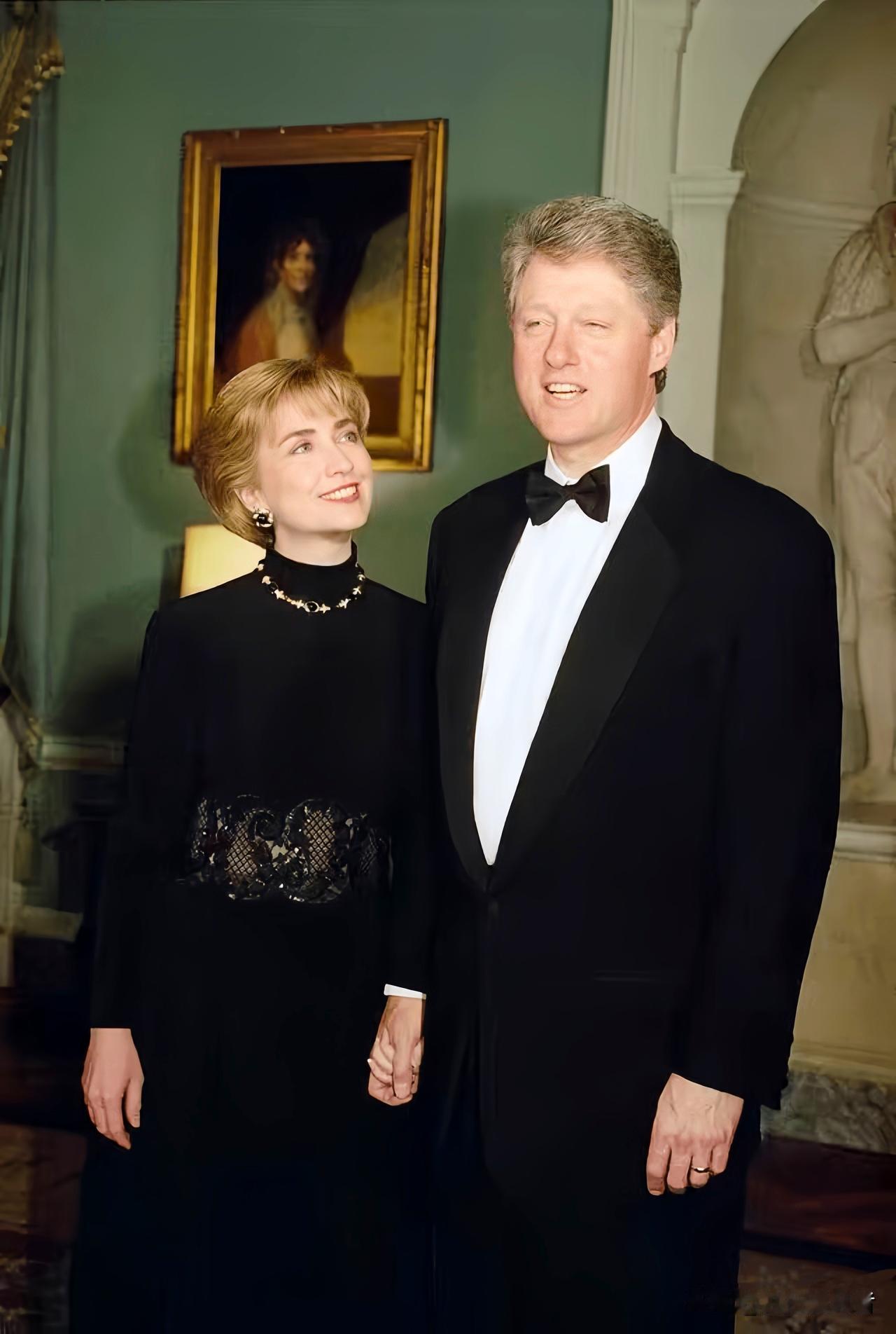 这是1992年克林顿当选美国总统之后，和妻子希拉里在白宫晚宴留下的一张珍贵合影。