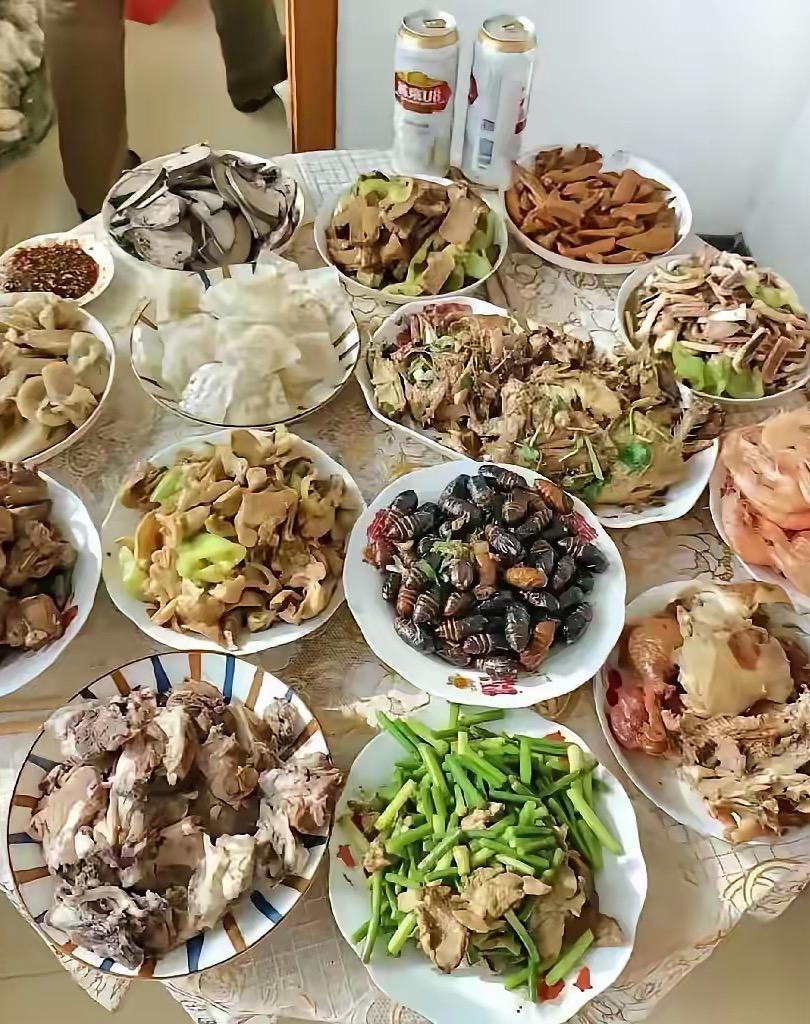 中间那盘虫子能吃么？有点吓人