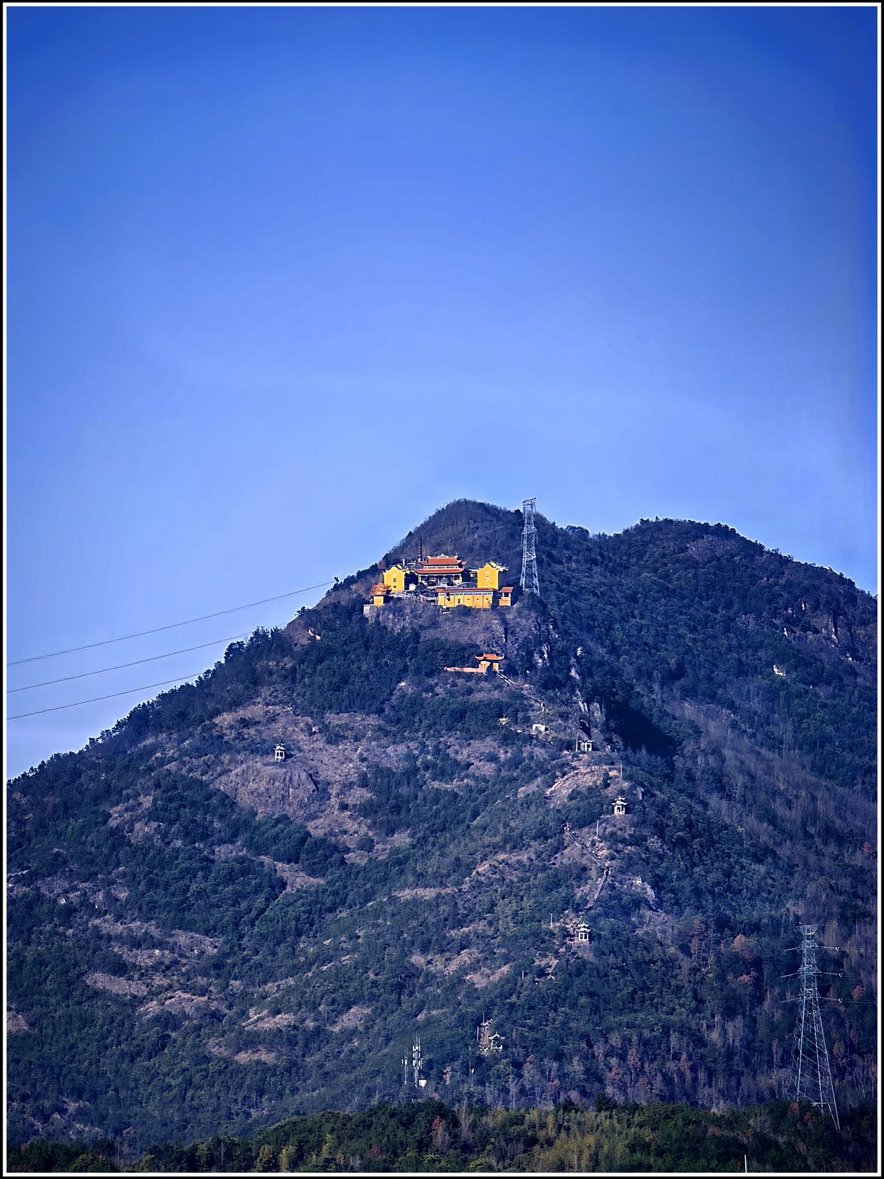 为啥很多寺庙都喜欢建在山上，为了远离尘世，方便清修？还是为了提升攀登难度，考验信