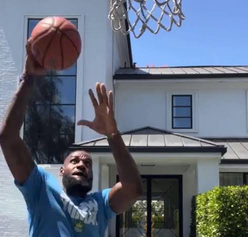 詹姆斯谈到2014年在迈阿密与布朗尼的一对一单挑：“是的。当时我家车道上有个篮筐