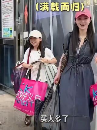 “没有谁能空手走出义乌小商品城”，这句网友公认的 “真理”，这回在董璇身上也妥妥