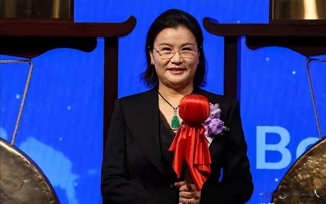 2026胡润榜单出来，周群飞以1270亿身家，再次当上中国女首富，夫妻两人加起来