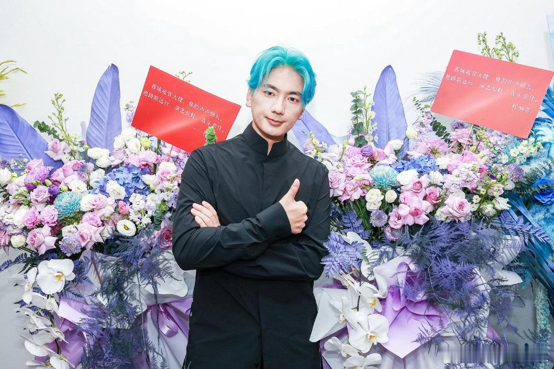 海来阿木摇来了半个娱乐圈半个娱乐圈给海来阿木打call成龙大哥在视频里直言后续巡